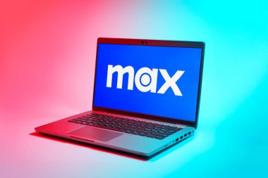 Prag, Çek Cumhuriyeti - 02-21-2025: Max logosunu gösteren dizüstü bilgisayar.