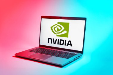 Prag, Çek Cumhuriyeti - 02 21 2025: NVIDIA logosunu gösteren dizüstü bilgisayar.