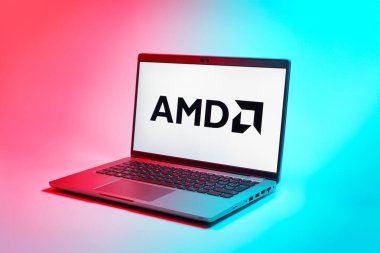 Prag, Çek Cumhuriyeti - 02 21 2025: Yüzeyde AMD logosu gösteren dizüstü bilgisayar.