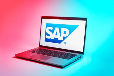 Prag, Çek Cumhuriyeti - 02 21 2025: SAP logosunu gösteren dizüstü bilgisayar.