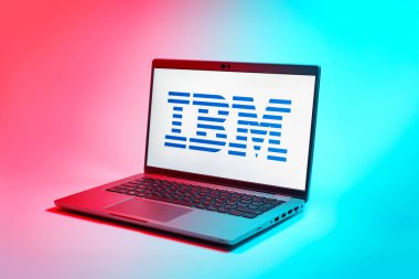 Prag, Çek Cumhuriyeti - 02 21 2025: Yüzeyde IBM logosu gösteren dizüstü bilgisayar.