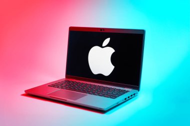 Prag, Çek Cumhuriyeti - 02 21 2025: Apple logosunu gösteren dizüstü bilgisayar.