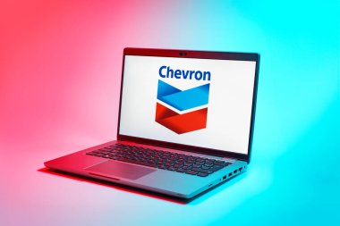 Prag, Çek Cumhuriyeti - 02 21 2025: Dizüstü bilgisayarda Chevron logosu görünüyor.
