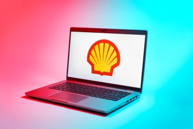 Prag, Çek Cumhuriyeti - 02 21 2025: Kabuk logosunu gösteren dizüstü bilgisayar.