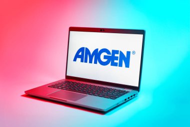 Prag, Çek Cumhuriyeti - 02 21 2025: Amgen logosunu gösteren dizüstü bilgisayar.