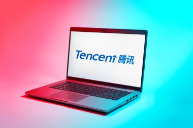 Prag, Çek Cumhuriyeti - 02 21 2025: Tencent logosunu gösteren dizüstü bilgisayar.