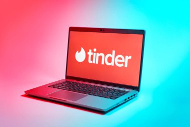 Prag, Çek Cumhuriyeti - 02 21 2025: Tinder logosunu gösteren dizüstü bilgisayar.