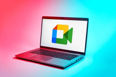 Prag, Çek Cumhuriyeti - 02 21 2025: Google Meet logosunu gösteren dizüstü bilgisayar.