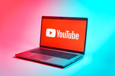 Prag, Çek Cumhuriyeti - 02 21 2025: Youtube logosunu gösteren dizüstü bilgisayar.