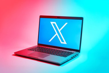 Prag, Çek Cumhuriyeti - 02 21 2025: X logosu gösteren dizüstü bilgisayar.