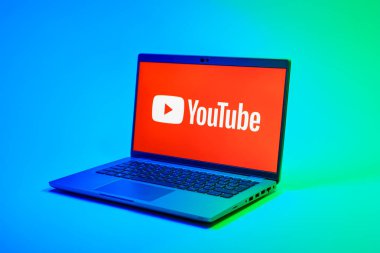 Prag, Çek Cumhuriyeti - 02 21 2025: Youtube logosunu gösteren dizüstü bilgisayar.