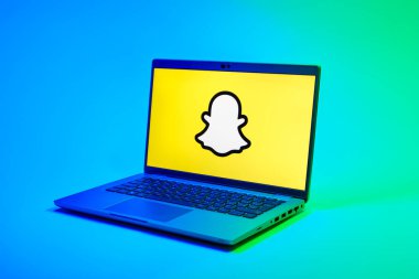 Prag, Çek Cumhuriyeti - 02 21 2025: Snapchat logosunu gösteren dizüstü bilgisayar.