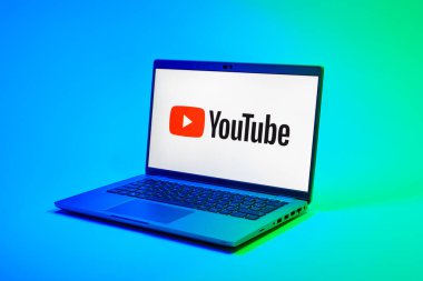 Prag, Çek Cumhuriyeti - 02 21 2025: Youtube logosunu gösteren dizüstü bilgisayar.