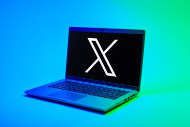 Prag, Çek Cumhuriyeti - 02 21 2025: X logosu gösteren dizüstü bilgisayar.
