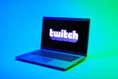 Prag, Çek Cumhuriyeti - 02 21 2025: Laptop Twich logosunu gösteriyor.