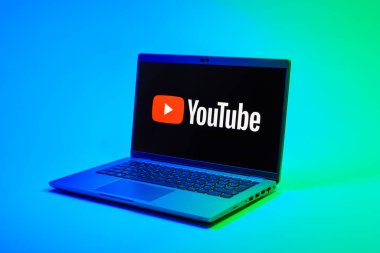 Prag, Çek Cumhuriyeti - 02 21 2025: Youtube logosunu gösteren dizüstü bilgisayar.
