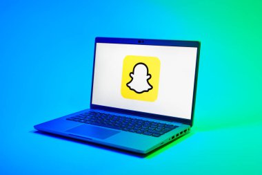 Prag, Çek Cumhuriyeti - 02 21 2025: Snapchat logosunu gösteren dizüstü bilgisayar.