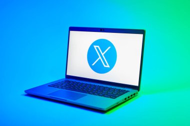 Prag, Çek Cumhuriyeti - 02 21 2025: X logosu gösteren dizüstü bilgisayar.