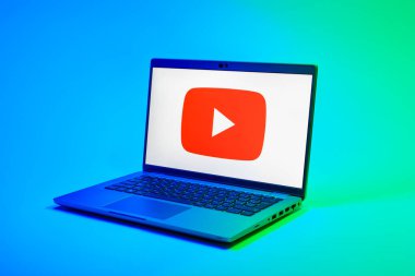 Prag, Çek Cumhuriyeti - 02 21 2025: Youtube logosunu gösteren dizüstü bilgisayar.