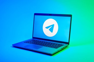 Prag, Çek Cumhuriyeti - 02 21 2025: Telegram logosunu gösteren dizüstü bilgisayar.