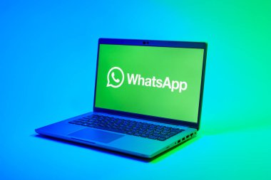 Prag, Çek Cumhuriyeti - 02 21 2025: yüzeyde WhatsApp logosunu gösteren dizüstü bilgisayar.