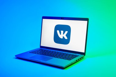 Prag, Çek Cumhuriyeti - 02 21 2025: VK logosunu gösteren dizüstü bilgisayar.