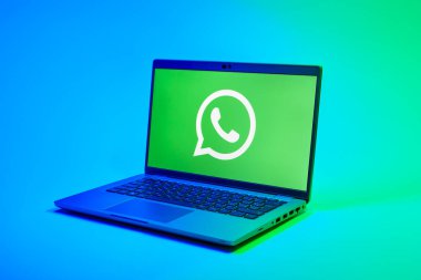 Prag, Çek Cumhuriyeti - 02 21 2025: yüzeyde WhatsApp logosunu gösteren dizüstü bilgisayar.