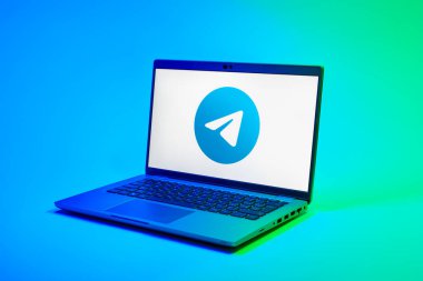 Prag, Çek Cumhuriyeti - 02 21 2025: Telegram logosunu gösteren dizüstü bilgisayar.
