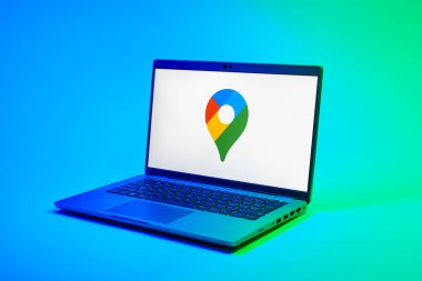 Prag, Çek Cumhuriyeti - 02 21 2025: Google Maps logosunu gösteren dizüstü bilgisayar.