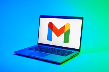 Prag, Çek Cumhuriyeti - 02 21 2025: Google Gmail logosunu gösteren dizüstü bilgisayar.