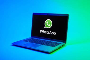 Prag, Çek Cumhuriyeti - 02 21 2025: yüzeyde WhatsApp logosunu gösteren dizüstü bilgisayar.
