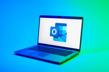 Prag, Çek Cumhuriyeti - 02 21 2025: Laptop Outlook logosunu gösteriyor.