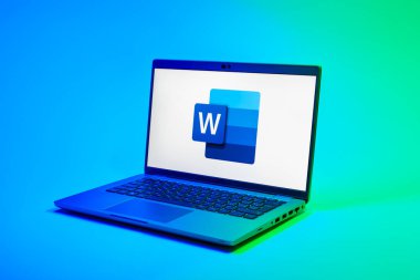 Prag, Çek Cumhuriyeti - 02 21 2025: Kelime logosunu gösteren dizüstü bilgisayar.