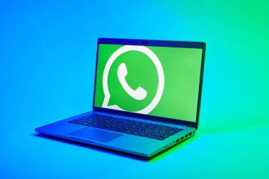 Prag, Çek Cumhuriyeti - 02 21 2025: yüzeyde WhatsApp logosunu gösteren dizüstü bilgisayar.