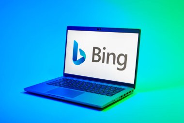 Prag, Çek Cumhuriyeti - 02 21 2025: Bing logosunu gösteren dizüstü bilgisayar.