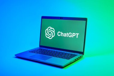 Prag, Çek Cumhuriyeti - 02 21 2025: ChatGPT logosunu gösteren dizüstü bilgisayar.