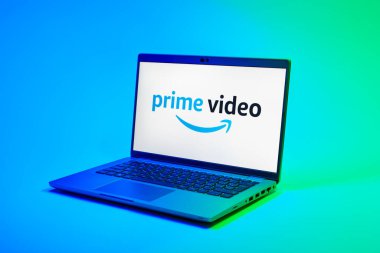 Prag, Çek Cumhuriyeti - 02-21-2025: Prime Video logosunu gösteren dizüstü bilgisayar.