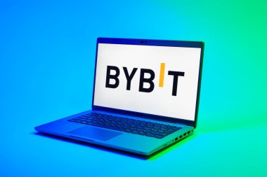 Prag, Çek Cumhuriyeti - 02 21 2025: Bybit logosunu gösteren dizüstü bilgisayar.
