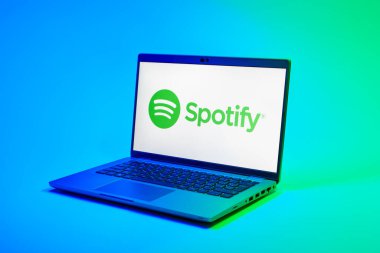 Prag, Çek Cumhuriyeti - 02 21 2025: Spotify logosunu gösteren dizüstü bilgisayar.