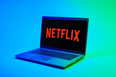 Prag, Çek Cumhuriyeti - 02 21 2025: Netflix logosunu gösteren dizüstü bilgisayar.