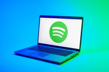 Prag, Çek Cumhuriyeti - 02 21 2025: Spotify logosunu gösteren dizüstü bilgisayar.