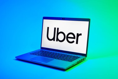Prag, Çek Cumhuriyeti - 02 21 2025: Uber logosunu gösteren dizüstü bilgisayar.