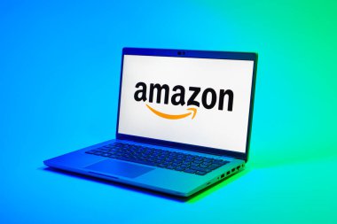 Prag, Çek Cumhuriyeti - 02 21 2025: Amazon logosunu gösteren dizüstü bilgisayar.