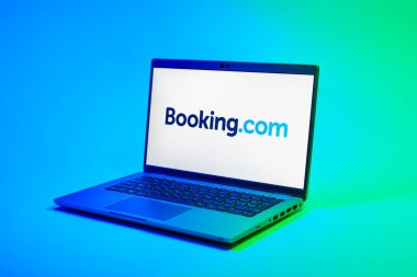 Prag, Çek Cumhuriyeti - 02 21 2025: Booking.com logosunu gösteren dizüstü bilgisayar.