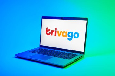 Prag, Çek Cumhuriyeti - 02 21 2025: Trivago logosunu gösteren dizüstü bilgisayar.