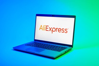 Prag, Çek Cumhuriyeti - 02 21 2025: AliExpress logosunu gösteren dizüstü bilgisayar.