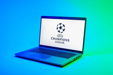 Prag, Çek Cumhuriyeti - 02 21 2025: Şampiyonlar Ligi logosunu gösteren dizüstü bilgisayar.