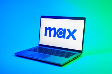 Prag, Çek Cumhuriyeti - 02-21-2025: Max logosunu gösteren dizüstü bilgisayar.