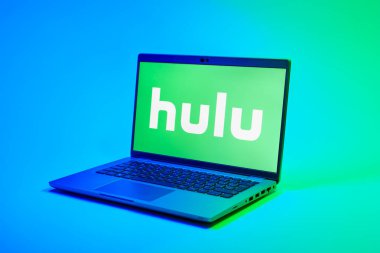Prag, Çek Cumhuriyeti - 02 21 2025: Hulu logosunu gösteren dizüstü bilgisayar.