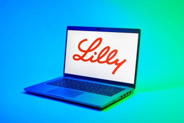 Prag, Çek Cumhuriyeti - 02 21 2025: Diz üstü bilgisayarda Eli Lilly logosu görünüyor.